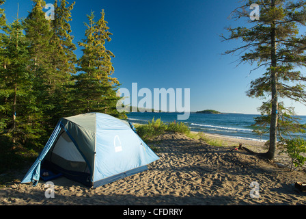Zelt am Strand, Agawa Bay Lake Superior Provincial Park, Ontario, Kanada Stockfoto