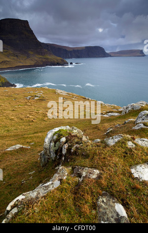 Ein Blick vom landschaftlich Point zeigt Waterstein Head und Ramasaig Cliffs, Isle Of Skye, Schottland, Vereinigtes Königreich, Europa Stockfoto