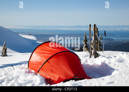 Zelt auf Mount Seymour im Winter mit Blick auf Vancouver, British Columbia, Kanada. Stockfoto