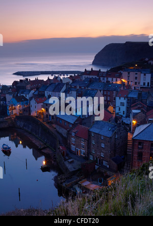 Dawn aus Cowbar mit Blick auf das schöne Dorf Staithes, North Yorkshire, Yorkshire, England, Vereinigtes Königreich, Europa Stockfoto