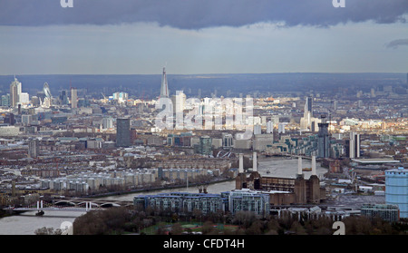 Luftaufnahme der Londoner Skyline mit der Themse und Gewitterwolken Stockfoto