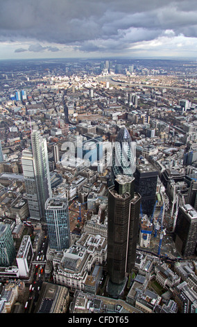 Luftaufnahme der City of London mit Gewitterwolken Stockfoto