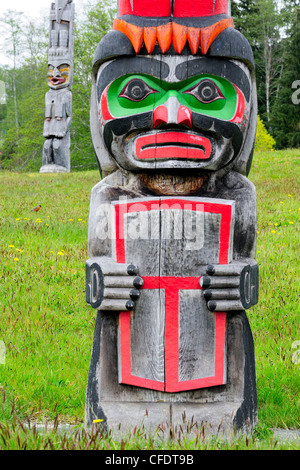 Memorial Totempfähle auf dem Namgis Bestattung Gelände, Alert Bay, Kormoran-Insel, in der Nähe von Vancouver Island, British Columbia, Kanada. Stockfoto