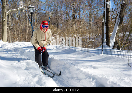 Eine Frau auf Langlauf-Ski im Central Park nach einem Schneesturm, New York City, New York State, Deutschland Stockfoto