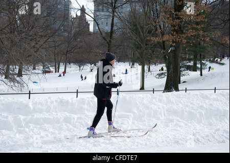 Ein Mann auf Langlauf-Ski im Central Park nach einem Schneesturm, New York City, New York State, Deutschland Stockfoto