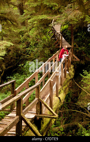 Mutter und Tochter Besuche Rainforst Trail, Pacific Rim National Park, in der Nähe von Tofino, BC, Kanada. Stockfoto