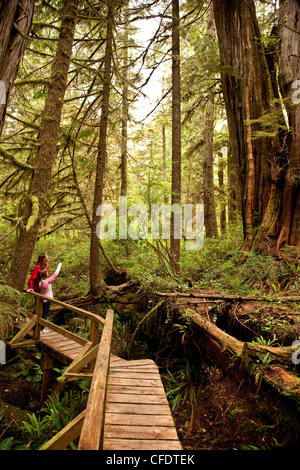 Mutter und Tochter Besuche Rainforst Trail, Pacific Rim National Park, in der Nähe von Tofino, BC, Kanada. Stockfoto