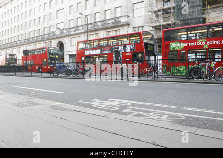 Große rote Busse warten an der Ampel auf Lancaster Hotel, London, England, UK Stockfoto