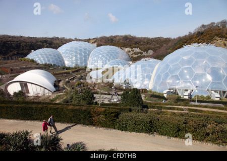 Blick vom oberen Straße der Biome im Eden Project, St. Austell, Cornwall, England, Vereinigtes Königreich, Europa Stockfoto