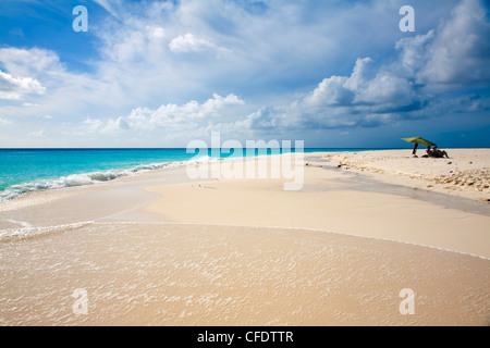 Touristen entspannen Sie am Strand unter Sonnenschirmen, Cayo de Agua, Archipel Los Roques Archipel, Venezuela, Südamerika Stockfoto