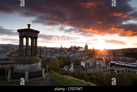 Blick über Edinburgh vom Calton Hill bei Sonnenuntergang, Edinburgh, Lothian, Schottland, Vereinigtes Königreich Stockfoto