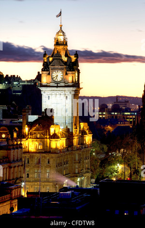 Blick auf Edinburgh in der Nacht vom Calton Hill zeigt das Flutlicht Balmoral Hotel, Edinburgh, Lothian, Schottland, Vereinigtes Königreich Stockfoto