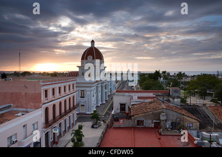 Blick über Parque Jose Marti bei Sonnenuntergang vom Dach des Hotel La Union, Cienfuegos, Kuba, West Indies Stockfoto