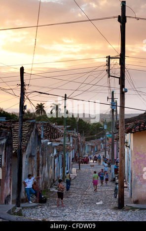 Blick entlang der traditionellen gepflasterten Straße bei Sonnenuntergang, Trinidad, Kuba, Karibik, Mittelamerika Stockfoto