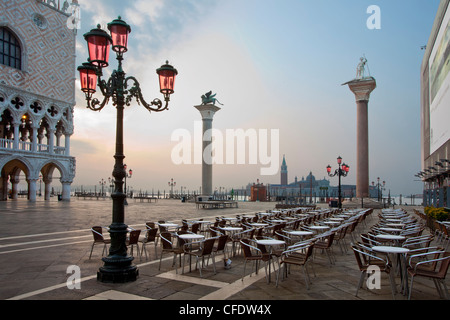 Cafe Tische und Stühle im St. Marks Platz, mit Isola di San Giorgio Maggiore in Ferne, Venedig, Veneto, Italien Stockfoto