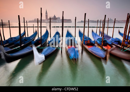 Gondeln festgemacht durch St. Marks Platz, Blick auf die Isola di San Giorgio Maggiore in den frühen Morgenstunden, Venedig, Veneto, Italien Stockfoto