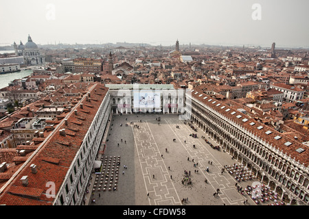 Blick nach Westen von Campanile über St. Marks Square und Stadt, Venedig, UNESCO-Weltkulturerbe, Veneto, Italien, Europa Stockfoto