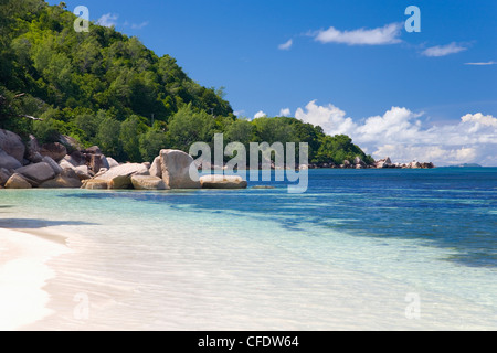 Blick auf Pointe Cocos von der Strand von Anse Bois De Rose, Insel Praslin, Seychellen, Indischer Ozean Stockfoto