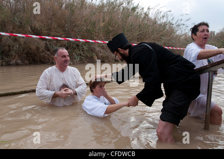 Epiphany Orthodoxe feiern an der Taufstelle Qasr el Yahud, Fluss Jordan, Israel, Nahost Stockfoto