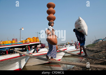 Tägliche Aktivität bei den natürlichen Hafen auf dem Irrawaddy-Fluss, Mandalay, Myanmar, Asien Stockfoto