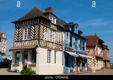 Typische Norman halb Fachwerkhaus beherbergt, Beaumont-En-Auge, Calvados, Normandie, Frankreich, Europa Stockfoto