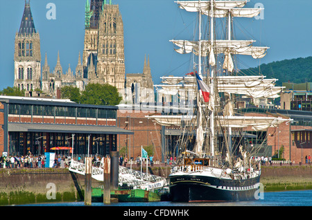 Das Belem 3 Masten Segelboot in Rouen, auf der Seine, in den Hintergrund Notre Dame Kathedrale von Rouen, Normandie, Frankreich Stockfoto