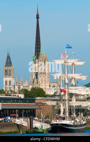 Das Belem 3 Masten Segelboot in Rouen, auf der Seine, in den Hintergrund Notre Dame Kathedrale von Rouen, Normandie, Frankreich Stockfoto