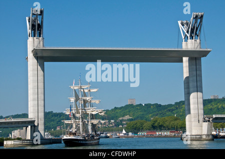 Das Belem Segeln Boot in Rouen, auf der Seine, unter dem Flaubert Brücke, Rouen, Normandie, Frankreich, Europa Stockfoto