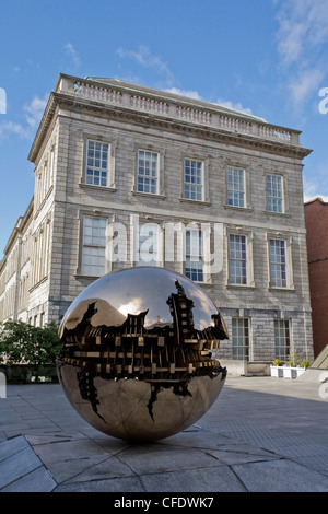 Kugel in Kugel, Trinity College, Dublin, Republik Irland (Eire), Europa Stockfoto