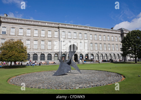 Fellows Platz mit moderner Skulptur vor alte Bibliothek, Trinity College, Dublin, Republik Irland (Eire), Europa Stockfoto