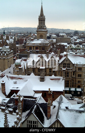 Ansicht von Oxford unter einer Schicht aus Schnee, aus dem Turm von St. Mary Church College in Oxford, Oxfordshire, England, Vereinigtes Königreich Stockfoto