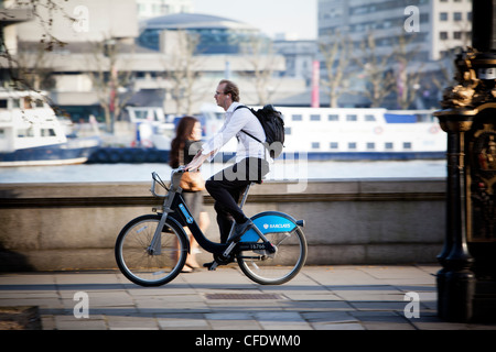 Mann auf einem Barclays Cycle Hire Fahrrad Radfahren. London. Vereinigtes Königreich. Stockfoto