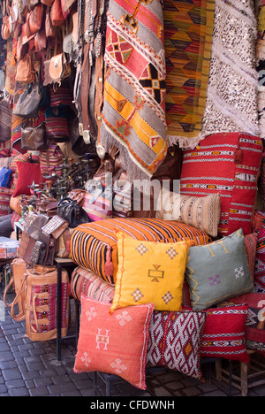 Waren in den Souks in der Medina, Marrakesch, Marokko, Nordafrika, Afrika Stockfoto