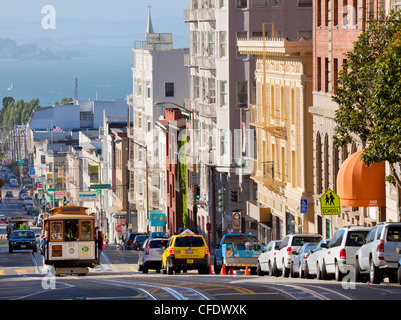 Cable Cars auf der Powell-Mason-Strecke, mit der Insel Alcatraz im Hintergrund, San Francisco, Kalifornien, USA Stockfoto