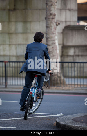 Mann auf einem Barclays Cycle Hire Fahrrad Radfahren. London. Vereinigtes Königreich. Stockfoto