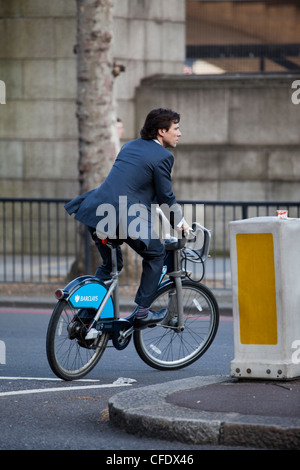 Mann auf einem Barclays Cycle Hire Fahrrad Radfahren. London. Vereinigtes Königreich. Stockfoto