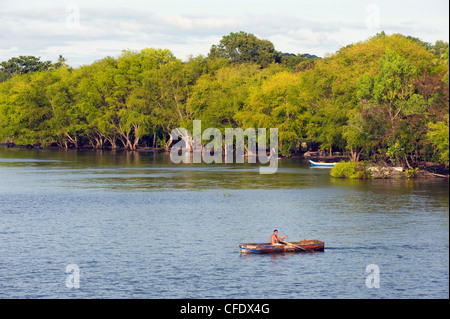 Mann ein Ruderboot auf der Insel Ometepe, Mittelamerika, Nicaragua, Nicaragua-See Stockfoto