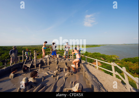 Touristen, Baden im Schlammbad, Volcan de Lodo El Totumo, Mud Volcano, Kolumbien, Südamerika Stockfoto