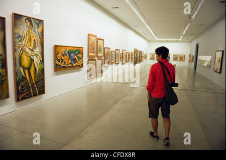 Tourist im Museo de Arte Moderno de MedellÔæín, Galerie für moderne Kunst, Medellin, Kolumbien, Südamerika Stockfoto