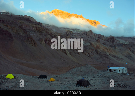 Zelten am Plaza de Mulas base Camp, Aconcagua, Aconcagua Provincial Park, Anden, Argentinien Stockfoto