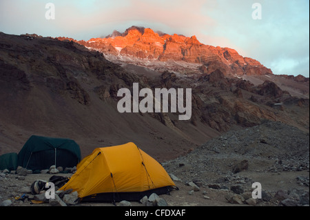 Zelten am Plaza de Mulas base Camp, Aconcagua, Aconcagua Provincial Park, Anden, Argentinien Stockfoto