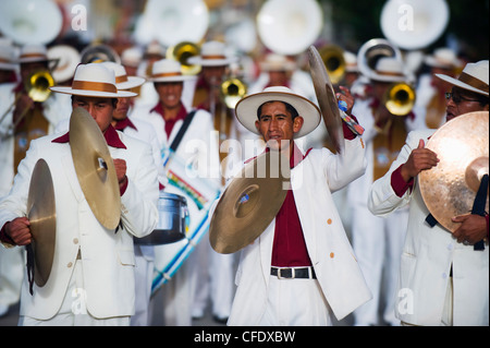 Musiker spielen auf Anata Andina Harvest Festival, Karneval, Oruro, Bolivien, Südamerika Stockfoto