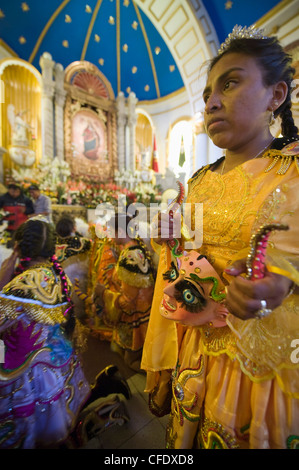 Prozession, die weiter im Inneren der Kirche an den Karneval von Oruro, Oruro, Bolivien, Südamerika Stockfoto