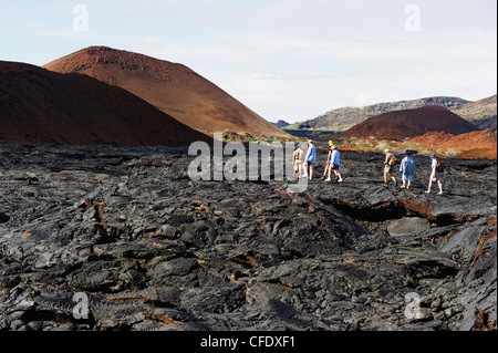 Touristen gehen auf Lavastrom auf Isla Santiago, Sullivan Bay, Galapagos-Inseln, UNESCO-Weltkulturerbe, Ecuador Stockfoto