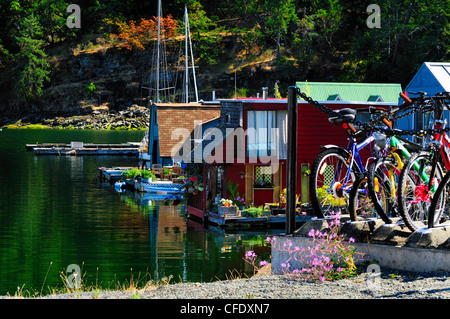 Fahrräder und Schwimmer Häuser an der Maple Bay Marina in Maple Bay in der Nähe von Duncan, British Columbia, Kanada Stockfoto