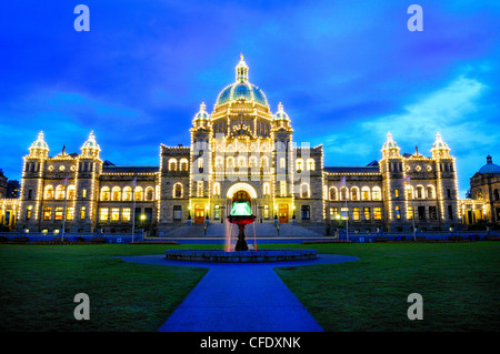 Die Parlamentsgebäude und der Brunnen vor ihnen in der Dämmerung in Victoria, British Columbia, Kanada Stockfoto