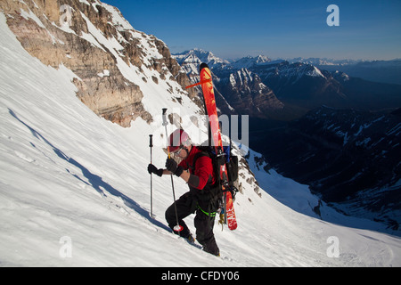 Ein Mann Bootpacks auf der steilen und ausgesetzten Nordwand des Mt Stanley, Kootenay National Park, Britisch-Kolumbien, Kanada Stockfoto