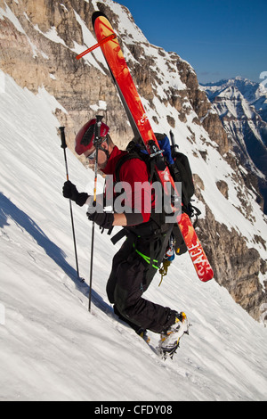 Ein Mann Bootpacks auf der steilen und ausgesetzten Nordwand des Mt Stanley, Kootenay National Park, Britisch-Kolumbien, Kanada Stockfoto