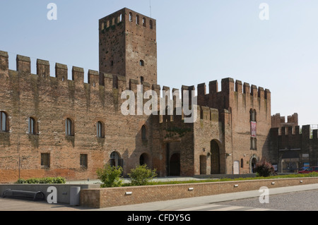 Das befestigte Tor in den Mauern der mittelalterlichen Stadt von Montagnana, Veneto, Italien, Europa Stockfoto