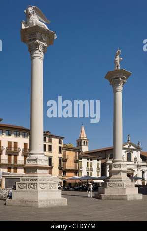 Zwei Spalten in die Piazza dei Signori, man trägt der Löwe von Venedig, andererseits mit St. Theodore, Vicenza, Venetien, Italien, Europa Stockfoto